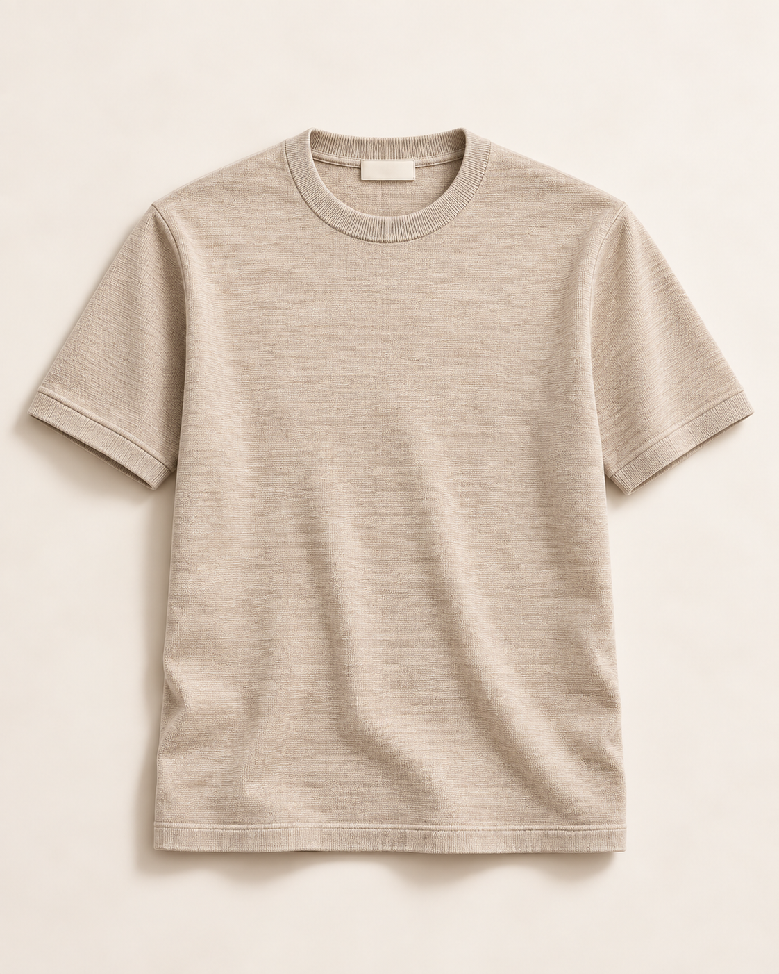 Contarini (E04), maglia beige a girocollo; capo intero con maniche e fondo visibili.